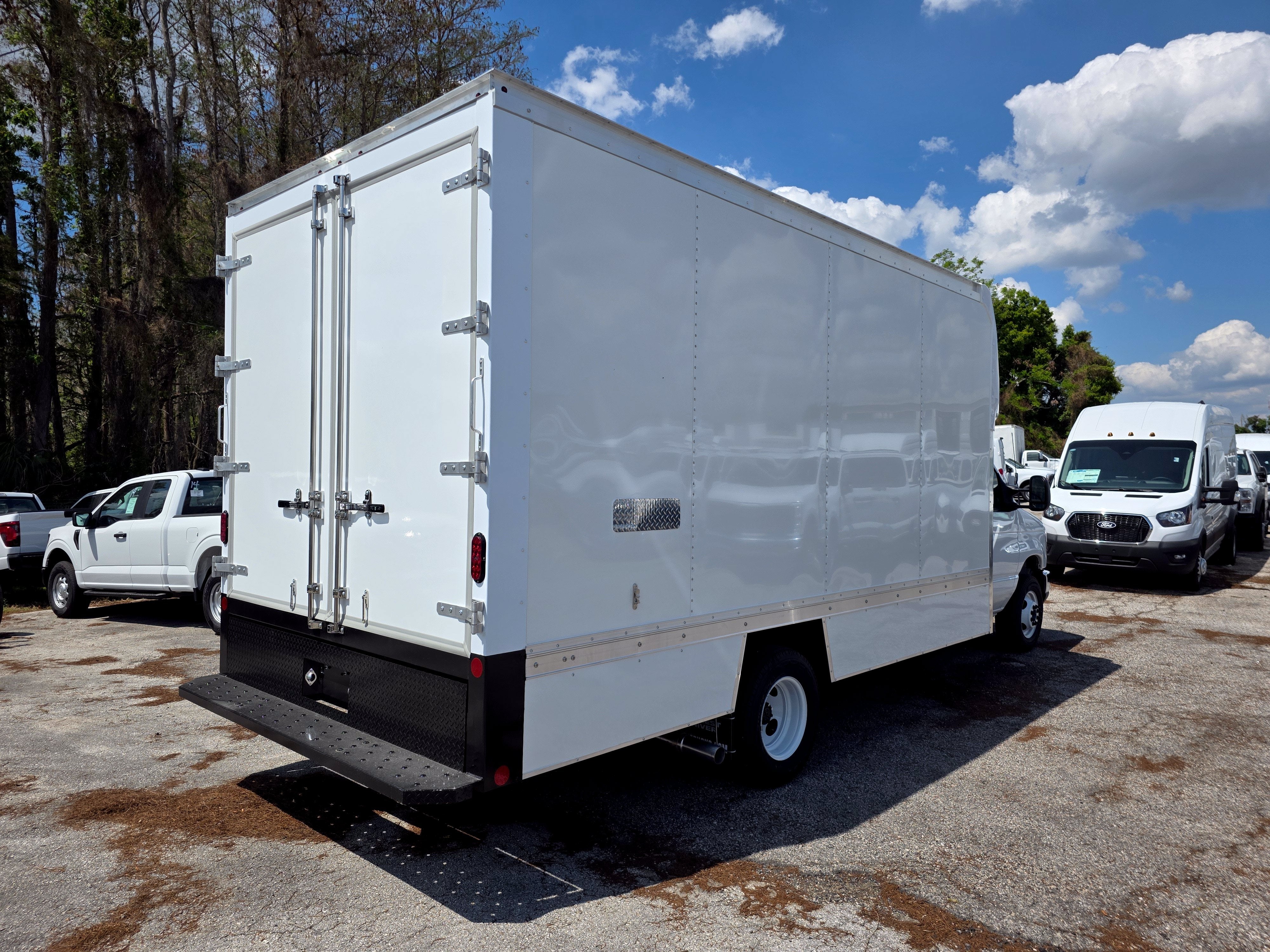 2027 Ford E-450 Standard