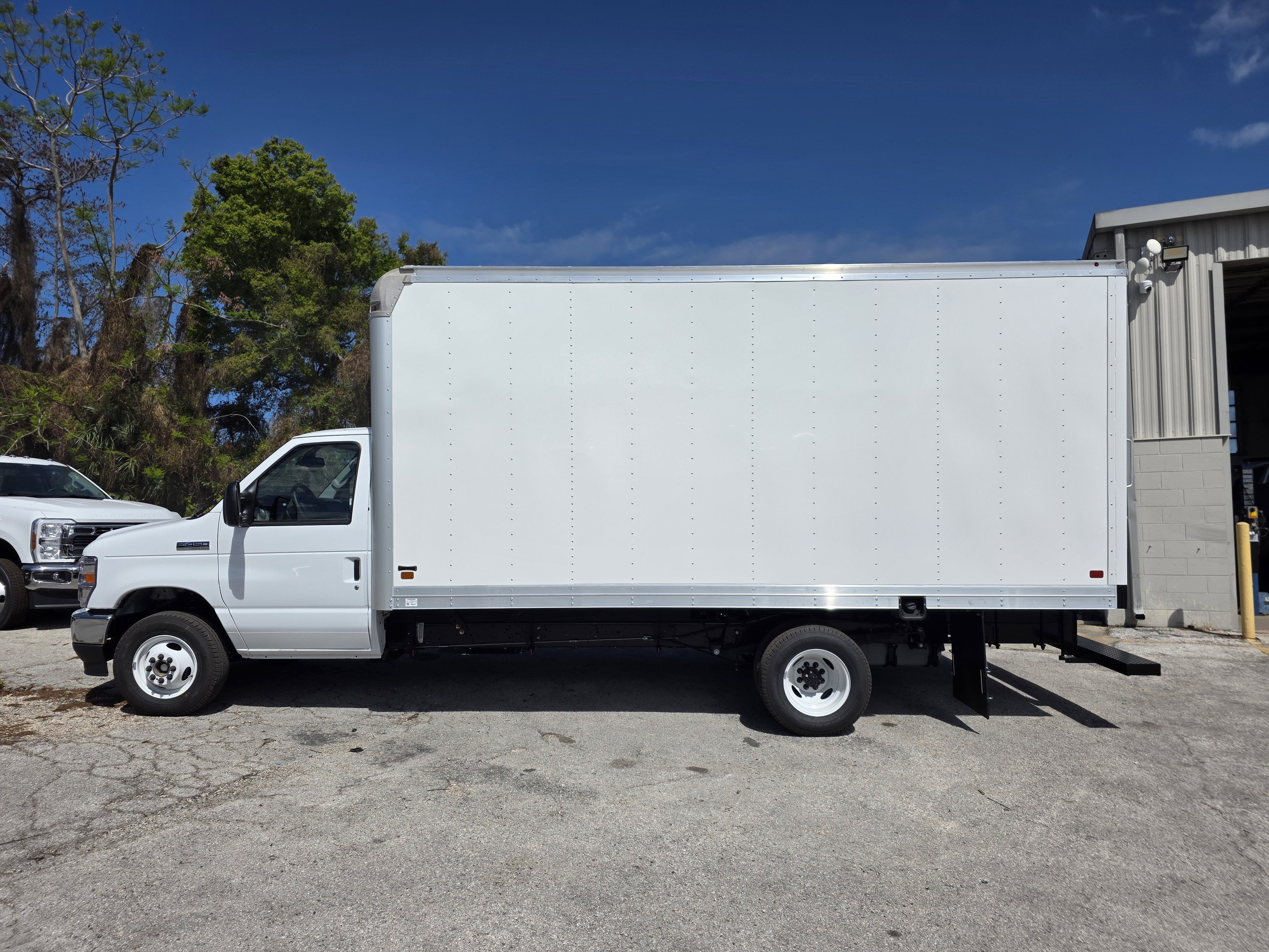 2027 Ford E-450 Standard