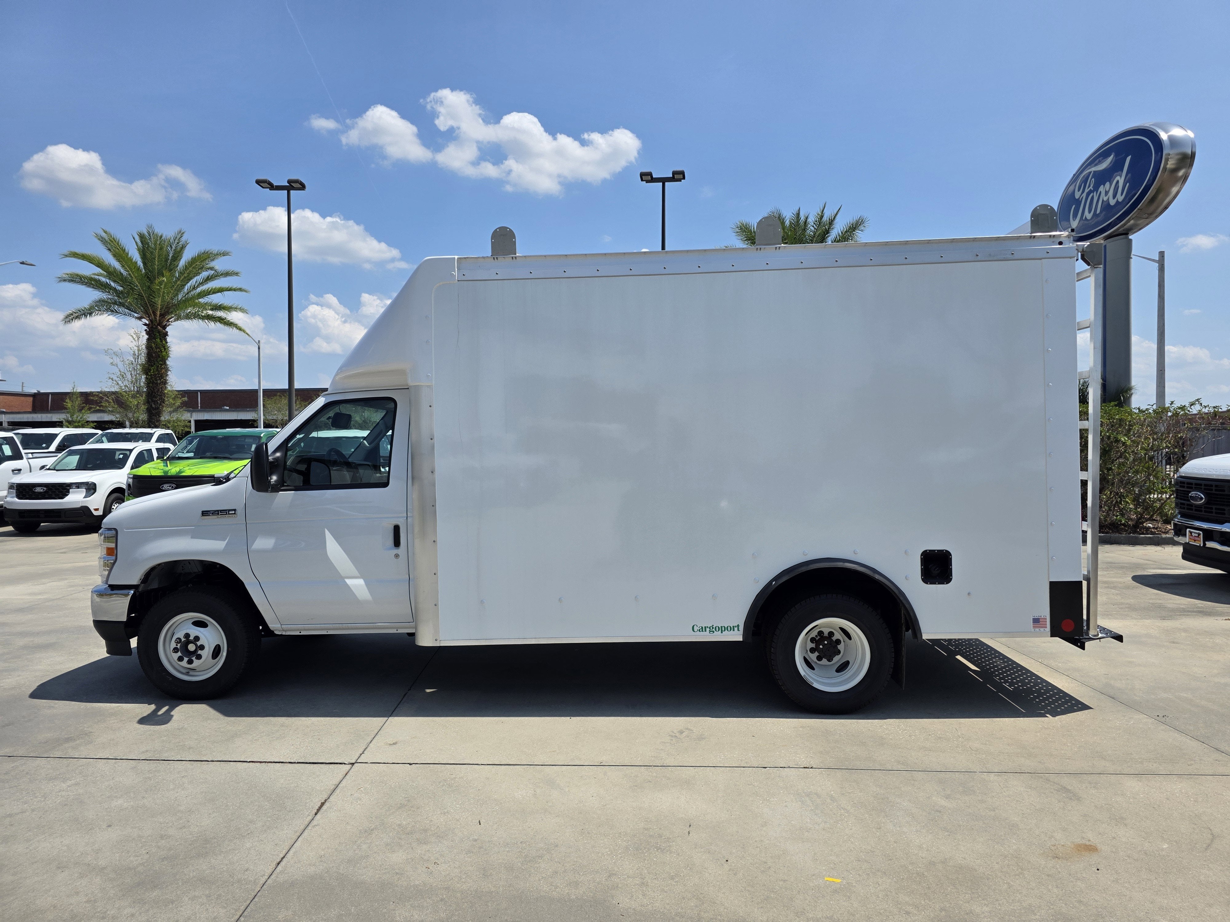 2025 Ford E-450 Standard