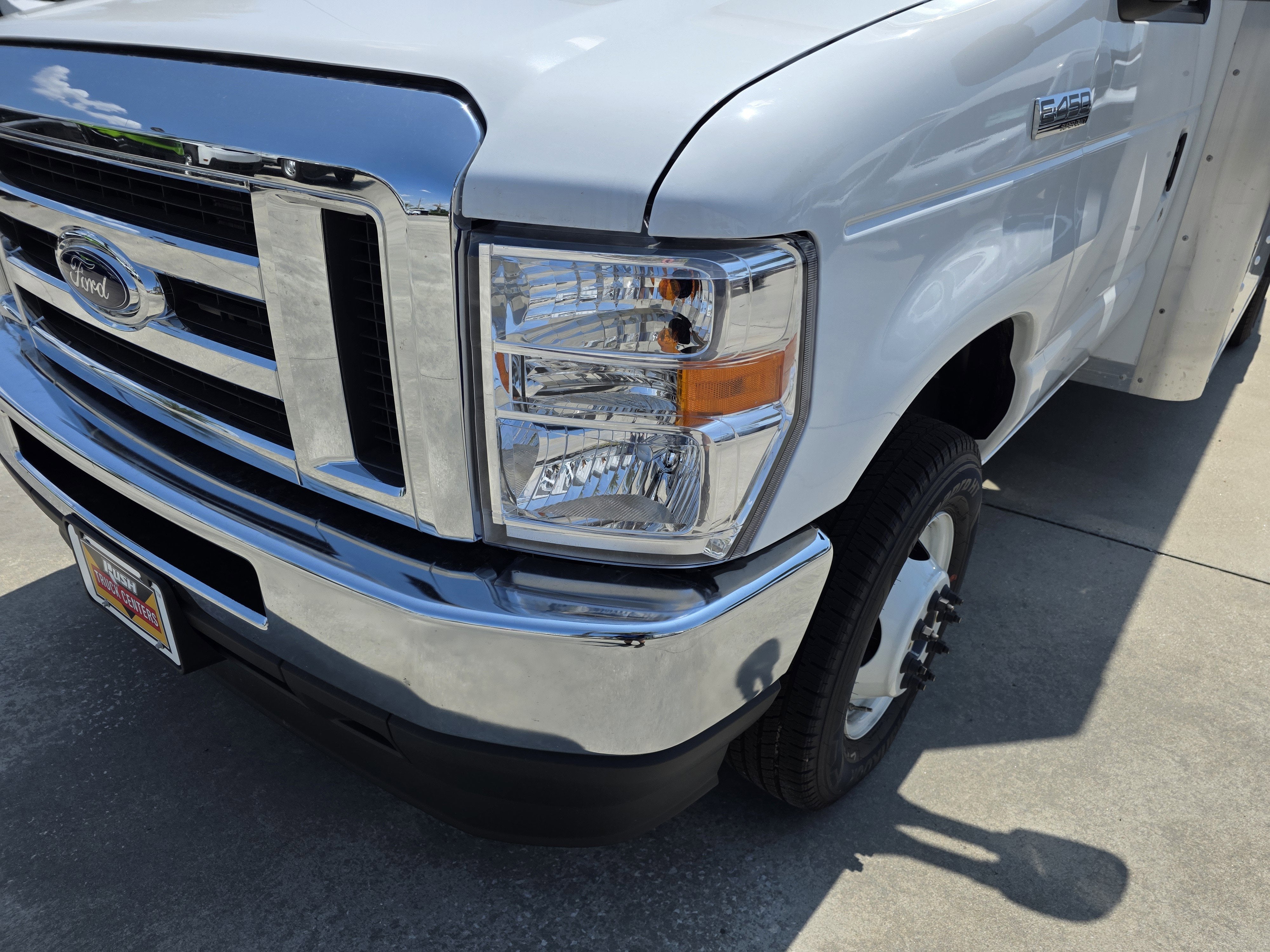 2025 Ford E-450 Standard