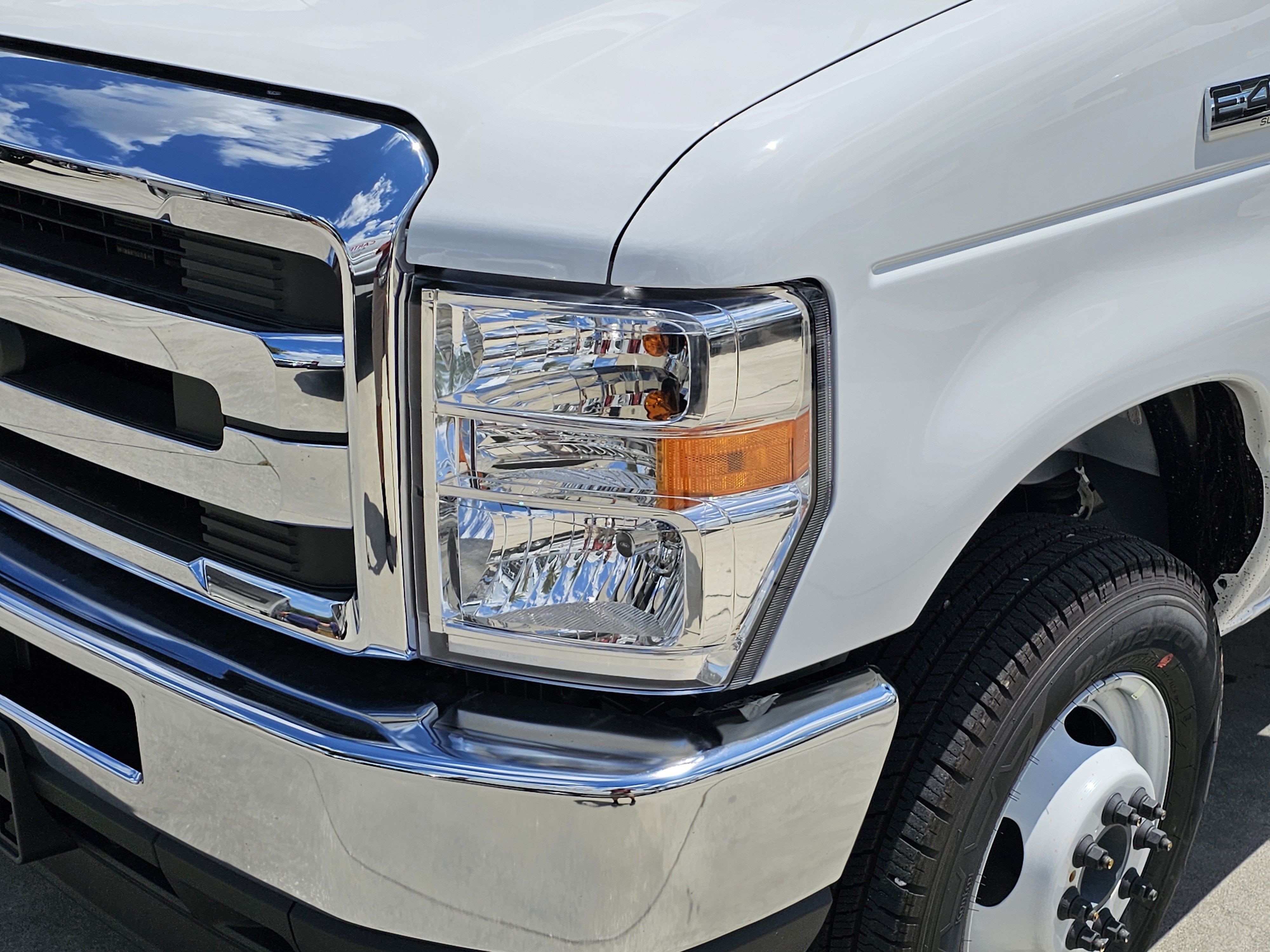 2027 Ford E-450 Standard