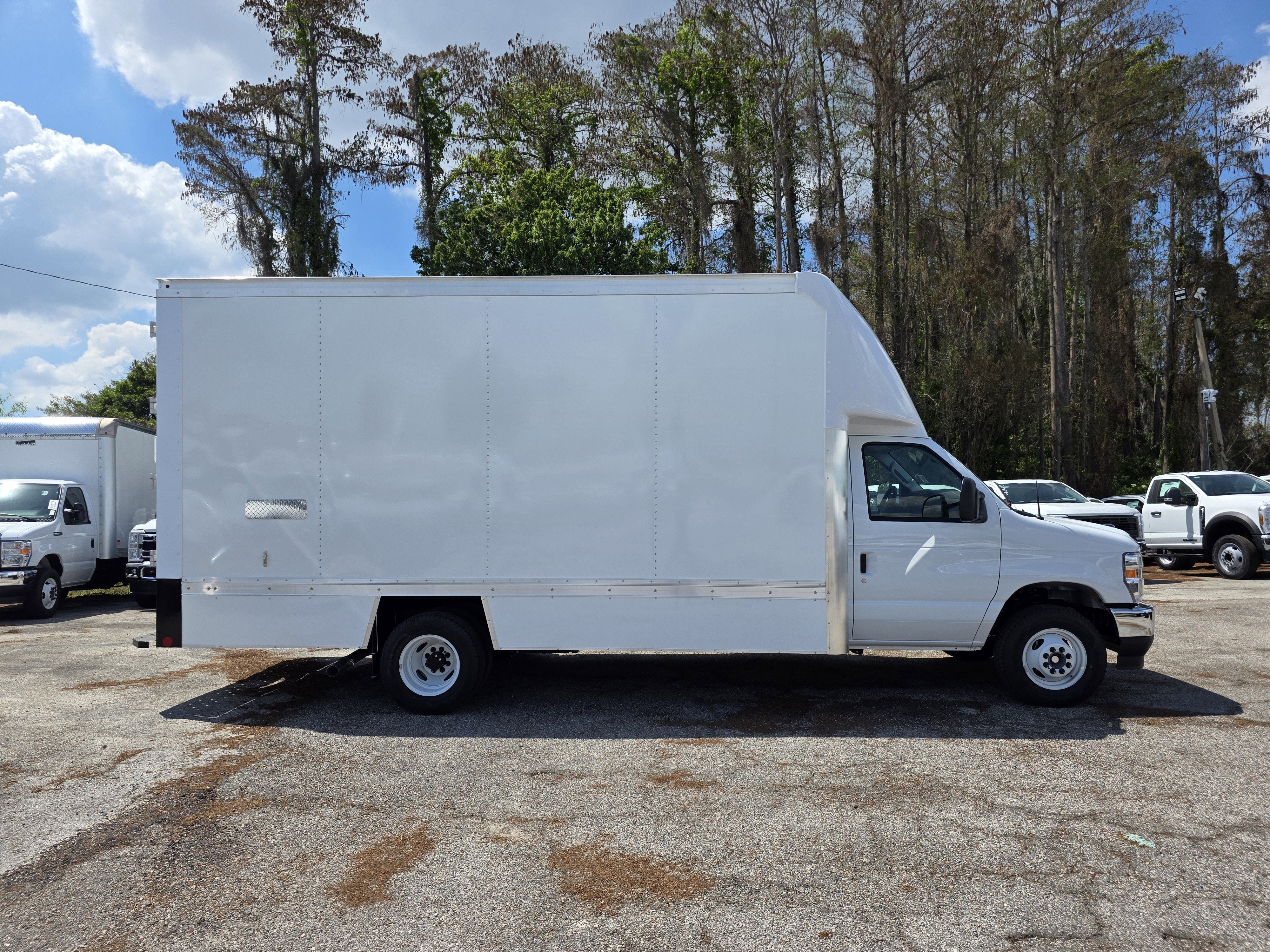 2027 Ford E-450 Standard