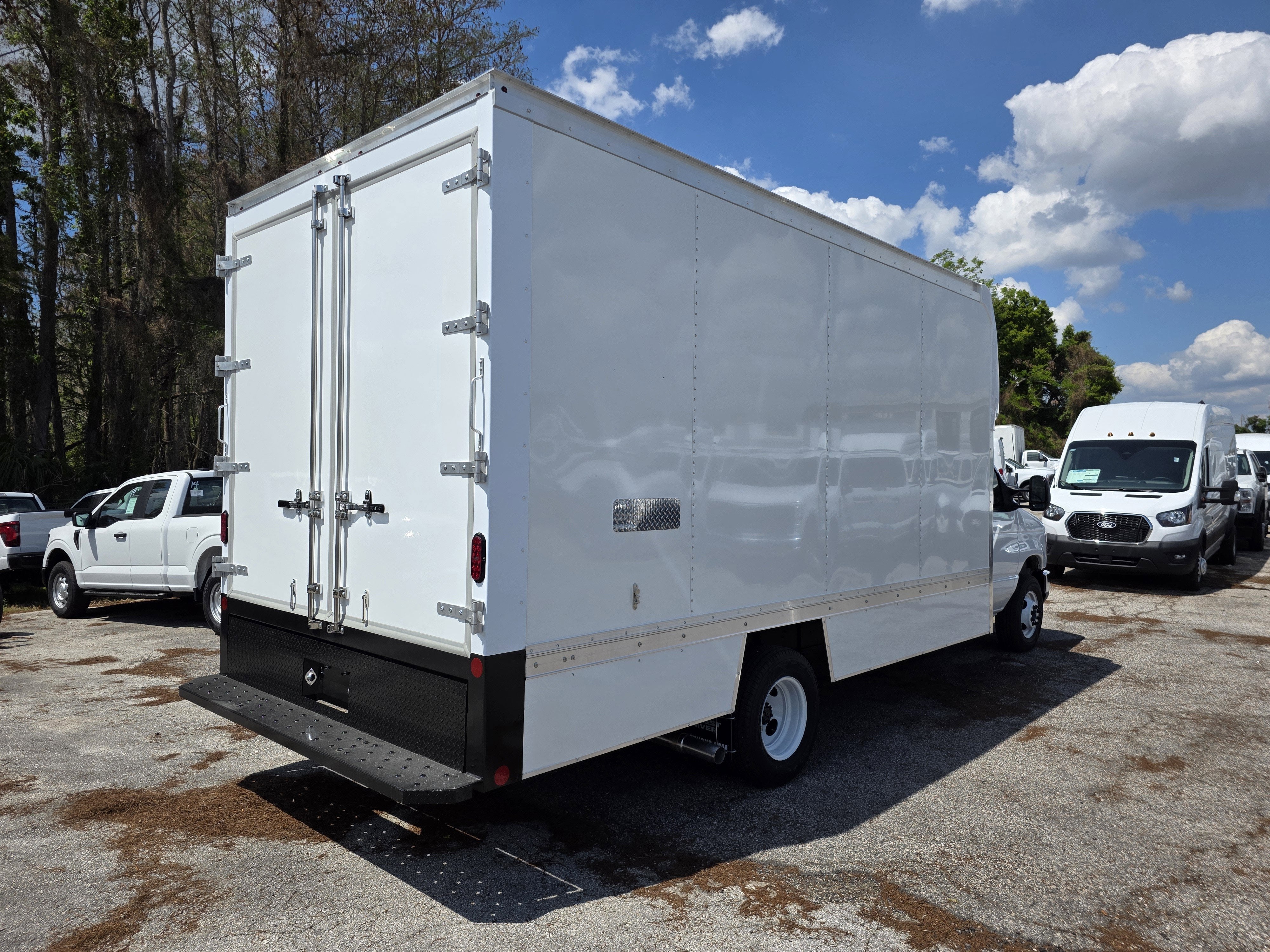 2027 Ford E-450 Standard